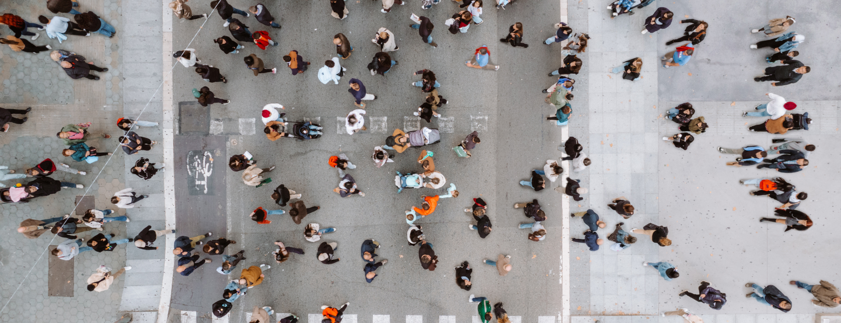 Mennesker som går over vei