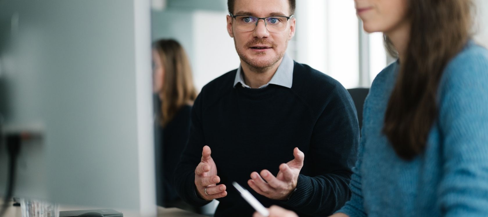 To personer som jobber på PC 