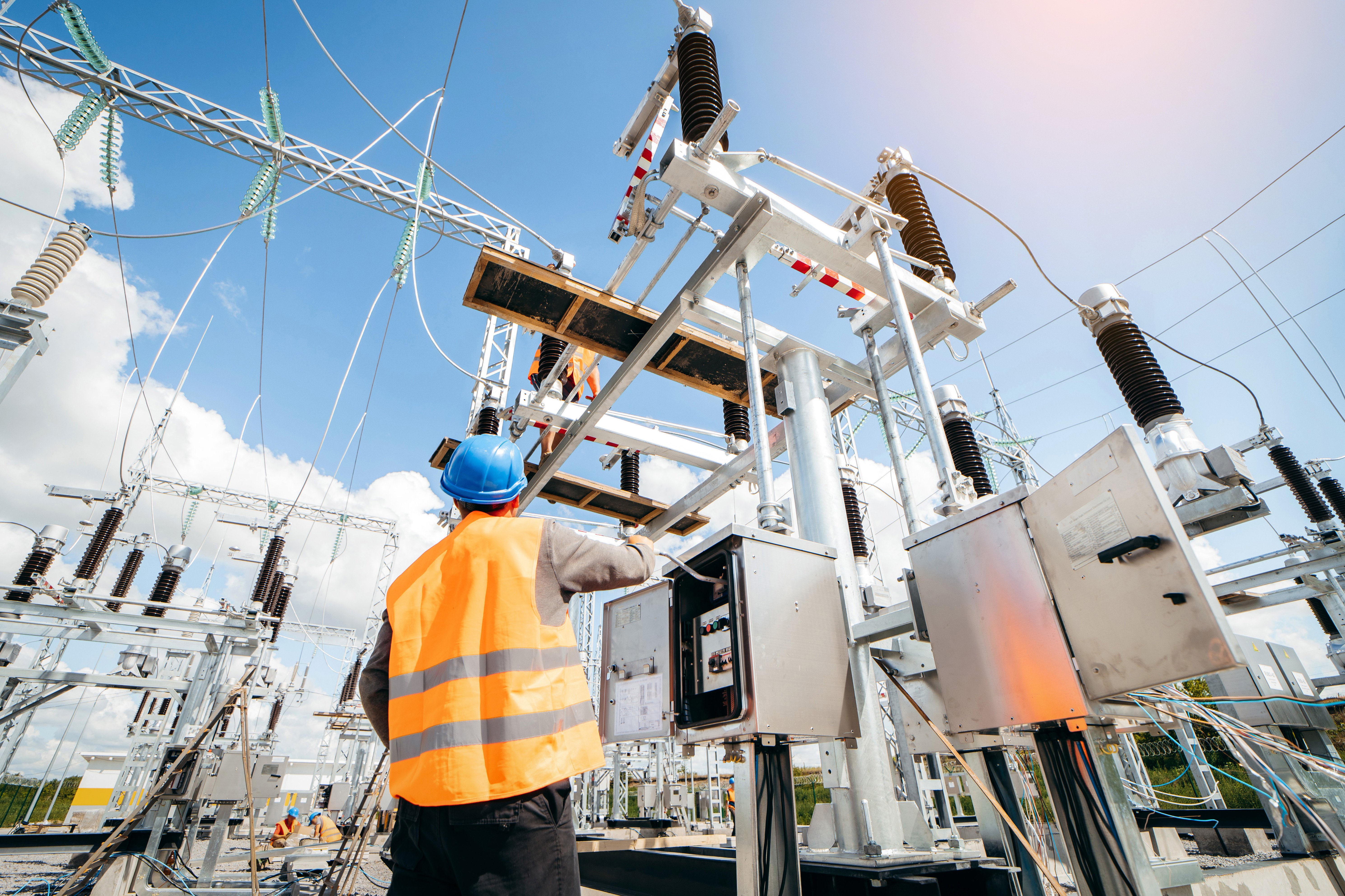 Elektroingeniør som sjekker system