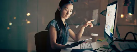 kvinne som jobber på kveld