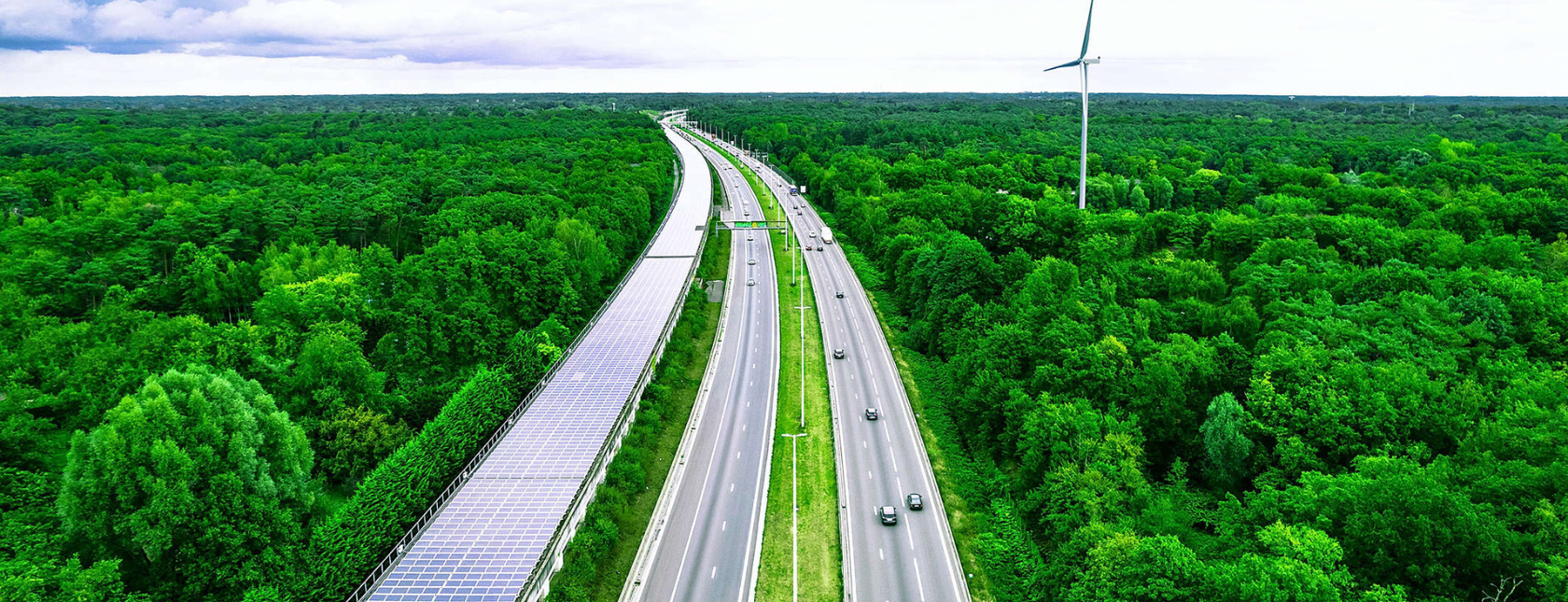 Vei med solpanel og vindkraft