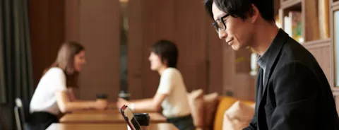 Mennesker som går på kontor