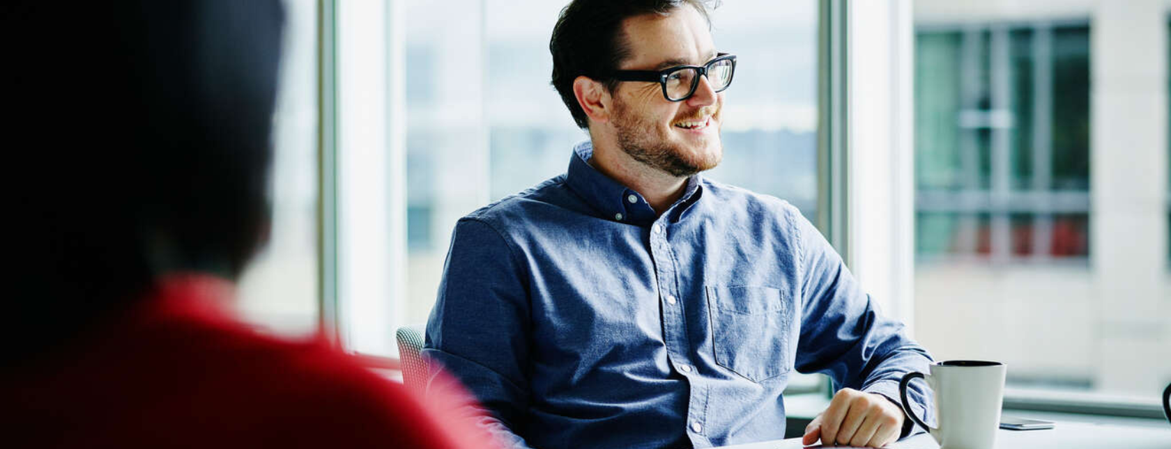 mann som sitter i møte