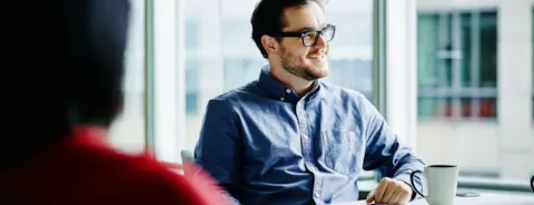 mann som sitter i møte