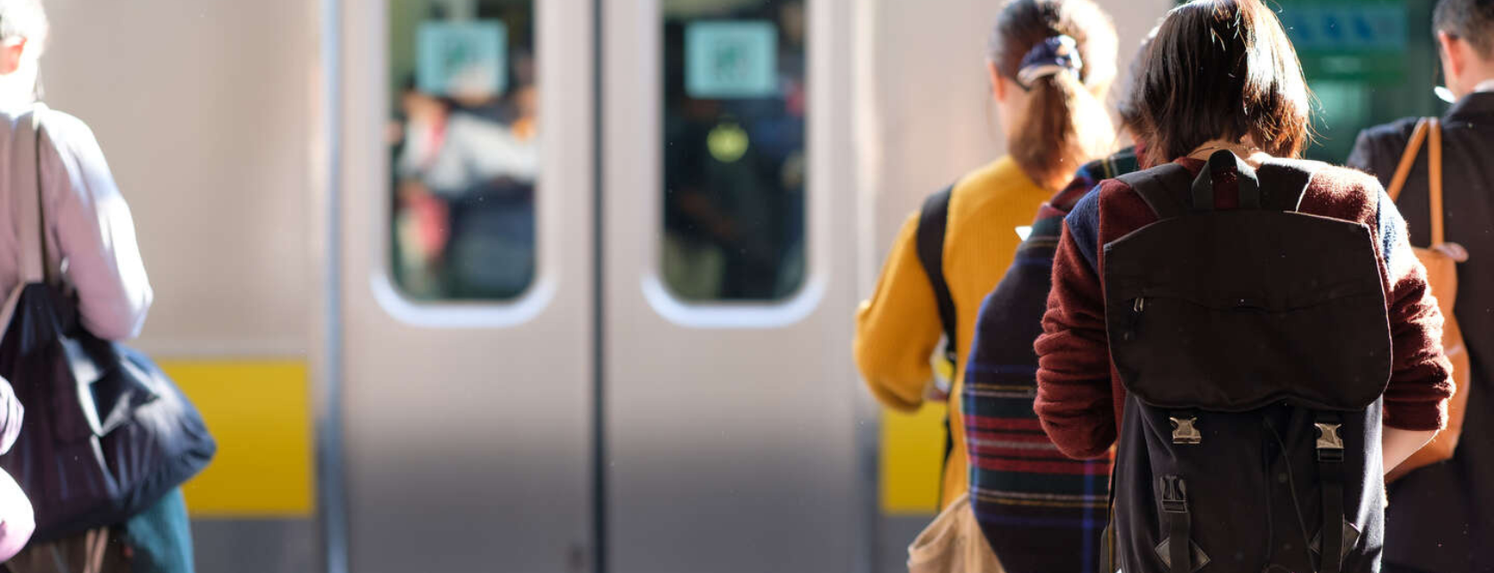 mennesker som skal på t-banen