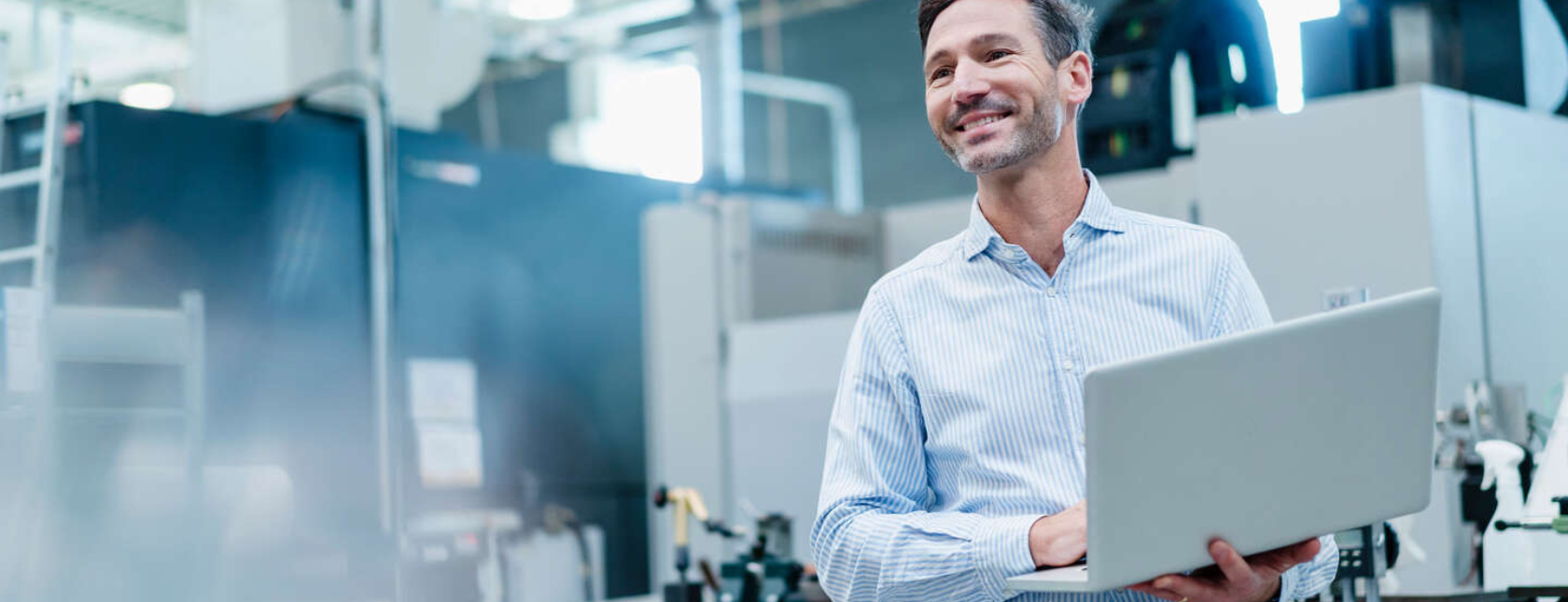 mann som jobber på laptop industri