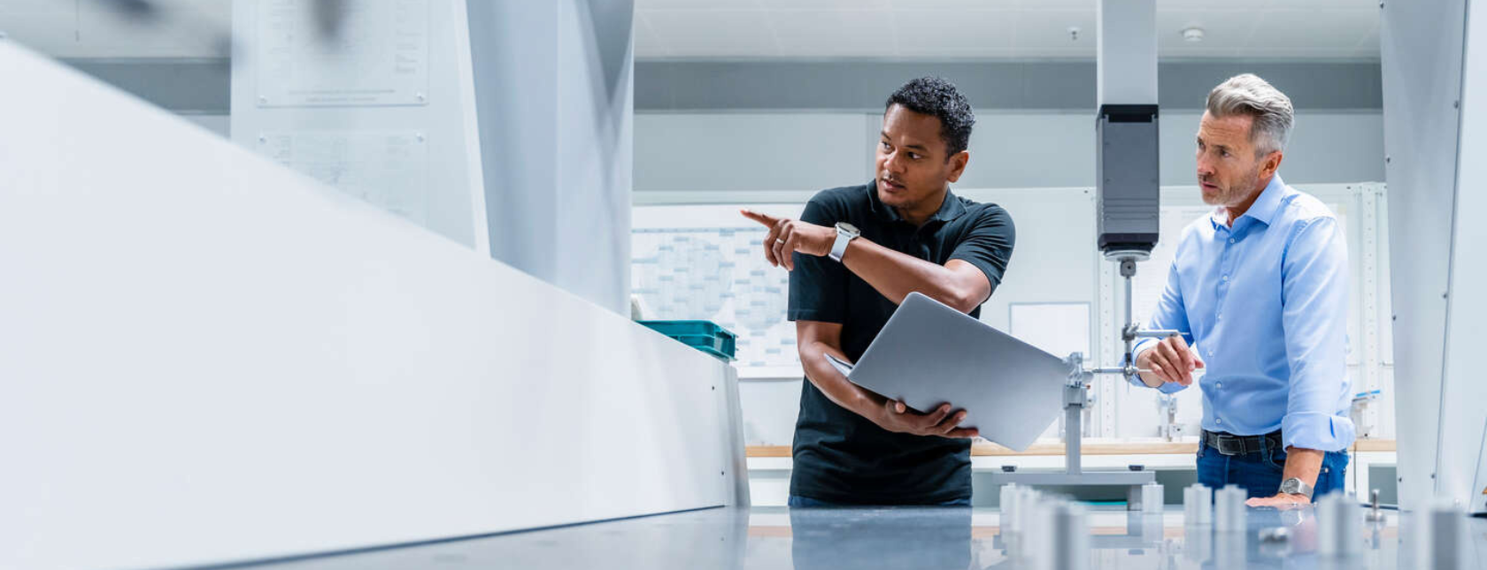 to menn som jobber i et labratorium