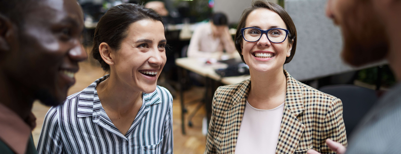 gruppe som sosialiserer på jobb