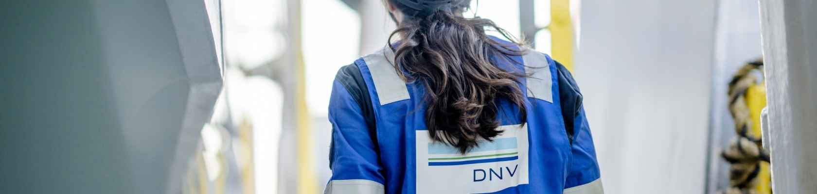 kvinne i dnv dress