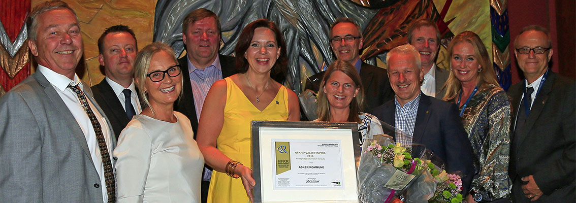 Asker kommune mottok 9. juni kvalitetspris fra NFKR. Prisen ble tatt i mot av ordfører Lene Conradi, rådmann Lars Bjerke og kvalitetssjef Ernst Ole Solem (alle med blomster). Her er de sammen med komité og styre i NFKR etter prisutdelingen. Bilderettighet: T.Paulshus, NFKR