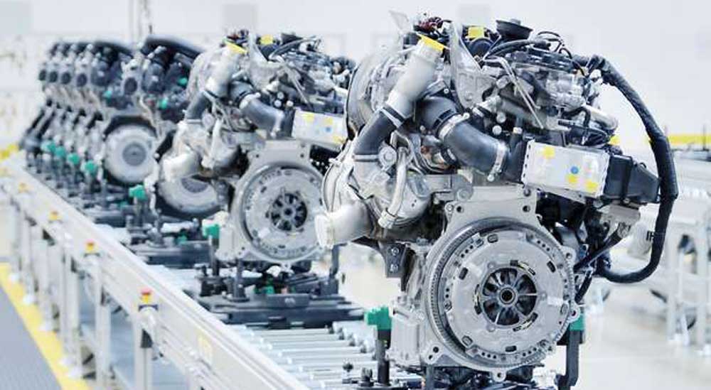 Nyproduserte motorer på samlebånd i en fabrikk