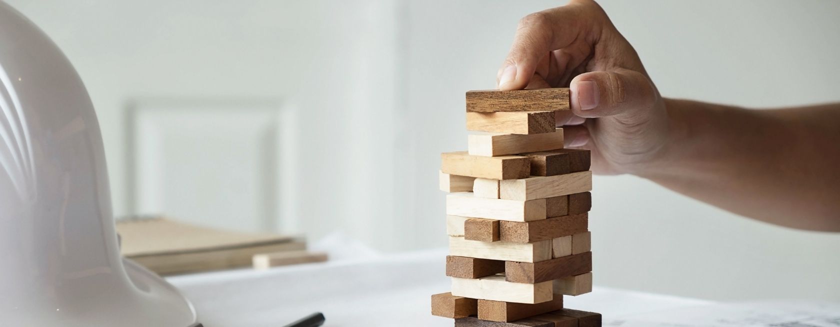 Noen som spiller jenga