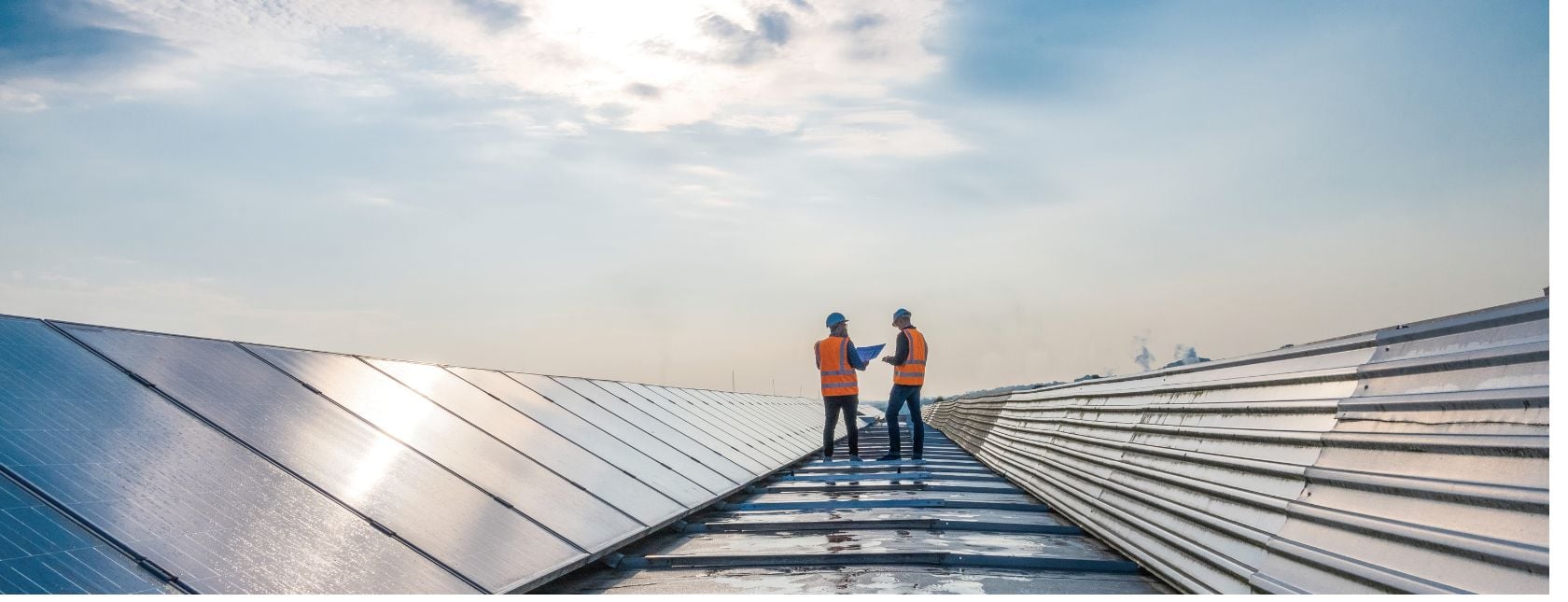 to mennesker på solcellepanel