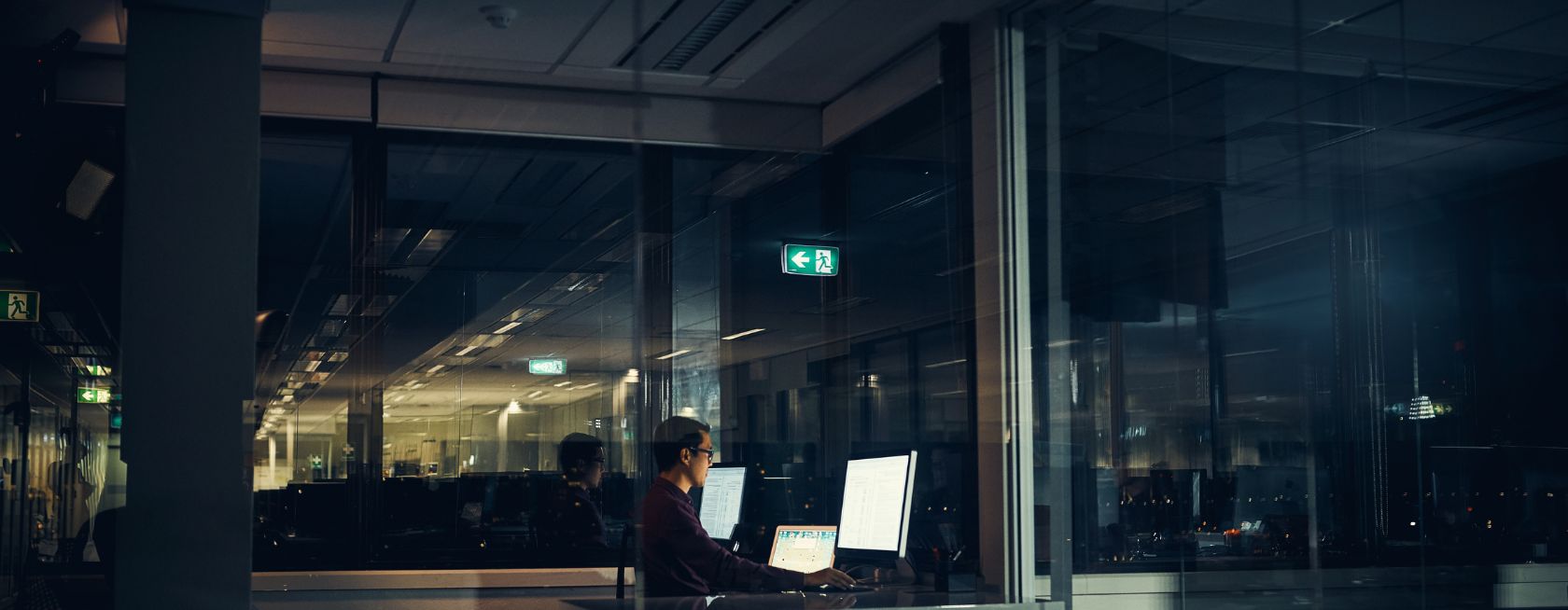 Person som jobber sent på kontor