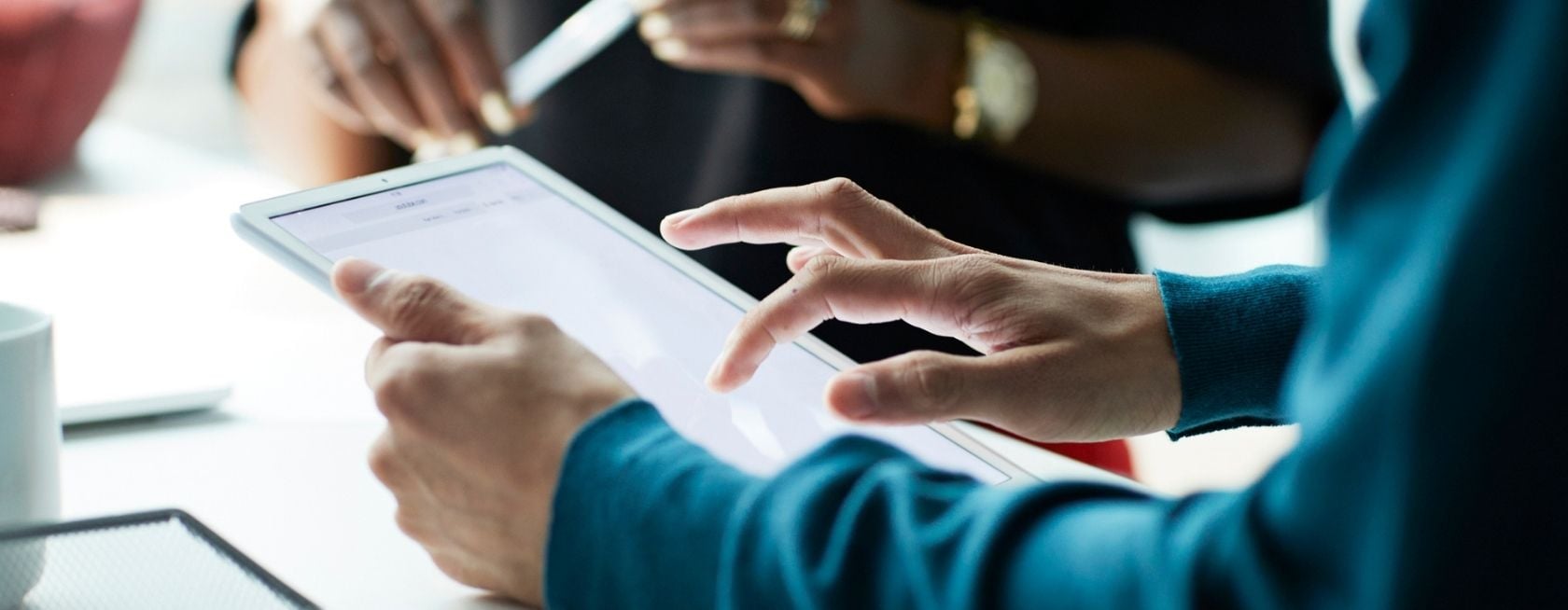Mennesker som jobber sammen med tablet