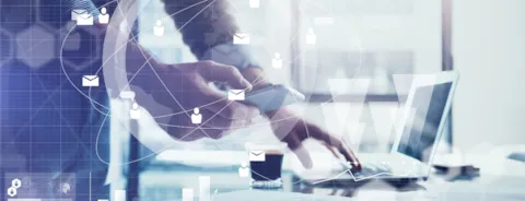 Forretningsmann som jobber med generisk design, laptop og smarttelefon