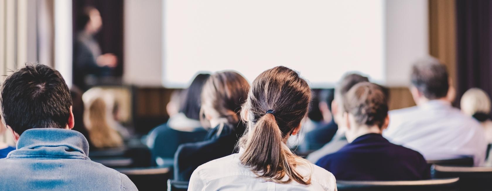 Foredragsholder som presenterer