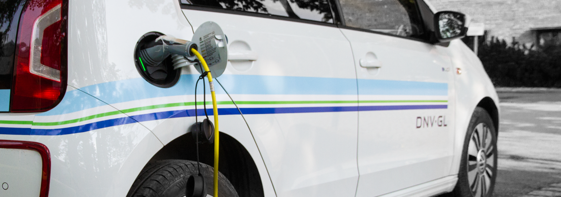 Foto av en elbil som lades 