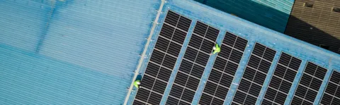 Luftfoto av installasjon av solcellepaneler