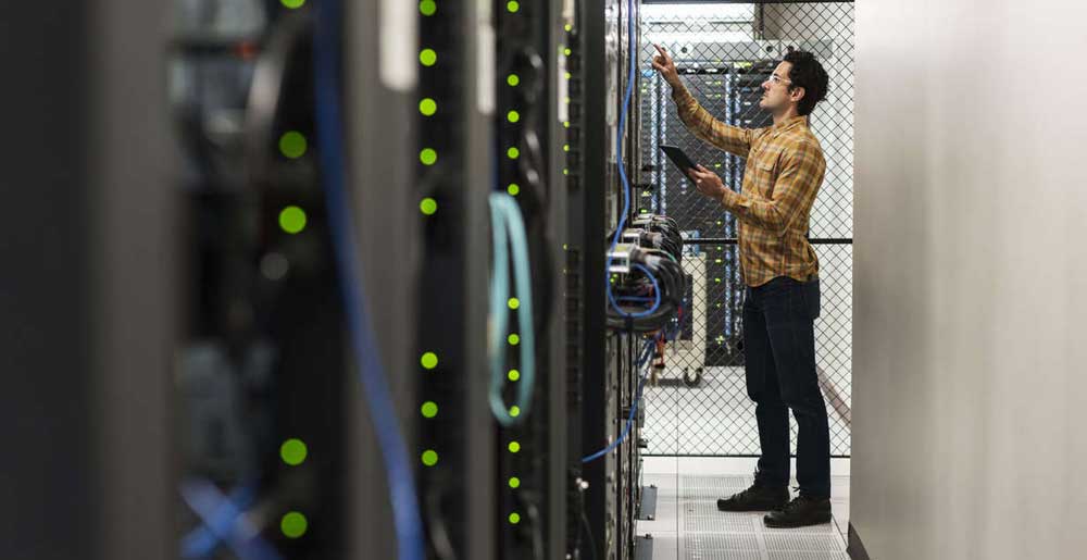 Tekniker som jobber i serverrommet
