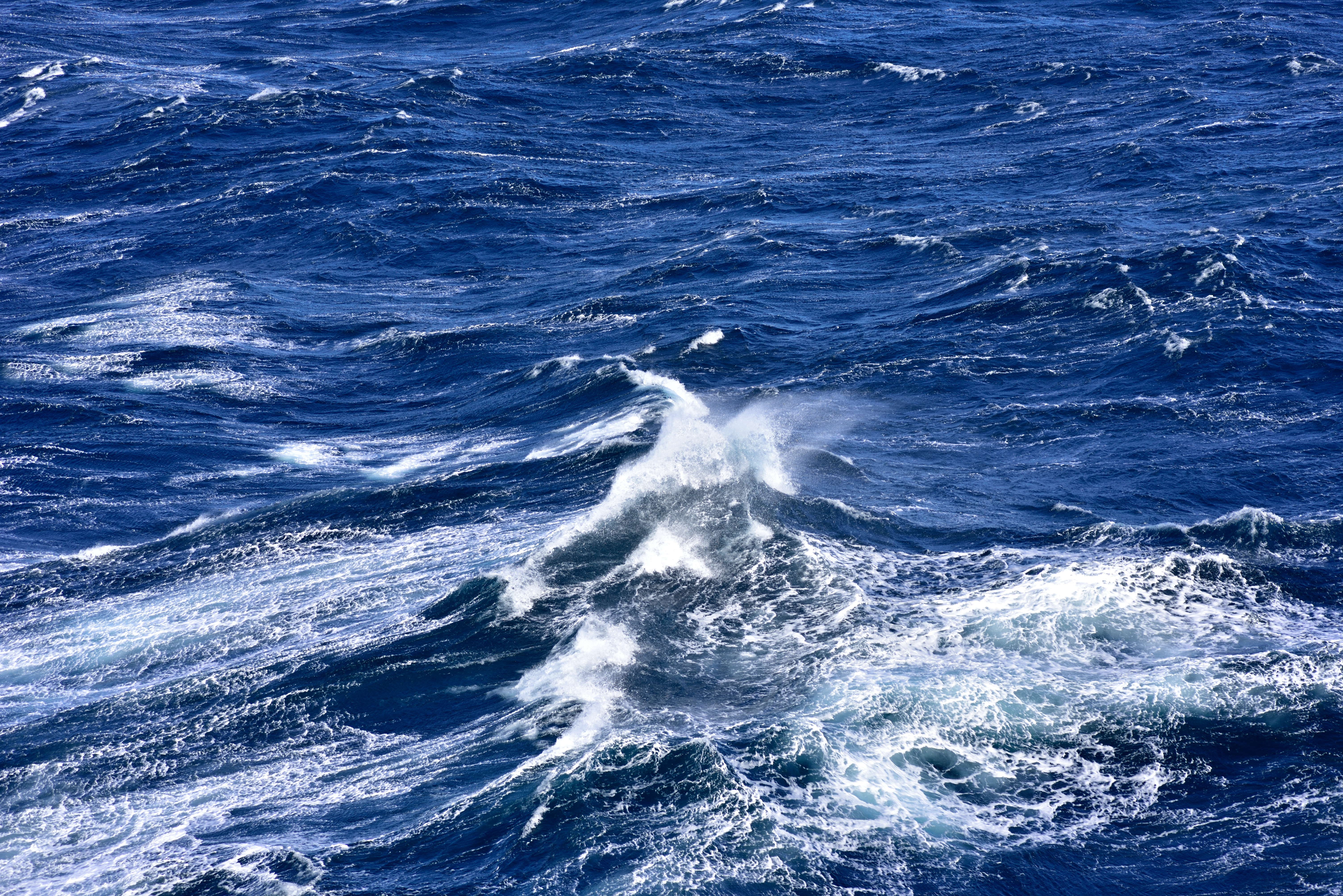 Ocean waves representing marine dynamics and offshore aquaculture conditions