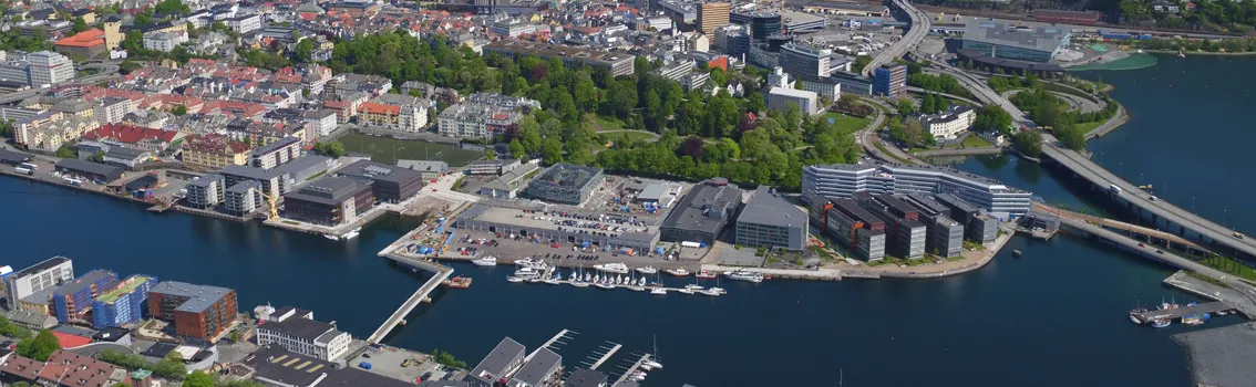 Oversiktsbilde over Marineholmen i Bergen. DNV GLs kontorbygg "Basen" ligger nært tilknyttet gangbroen. Bilderettighet: Marineholmen Forskningspark AS