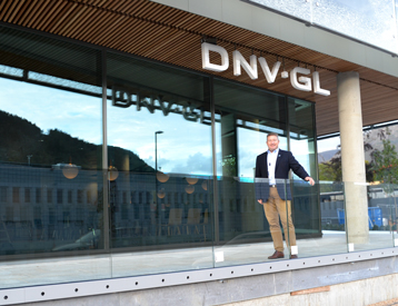 Stasjonsleder Mads A. Eidem foran DNV GLs nye kontorbygg på Marineholmen.