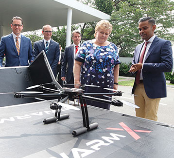 Statsminister Erna Solberg besøkte DNV GL i Singapore og testet den autonome dronen 