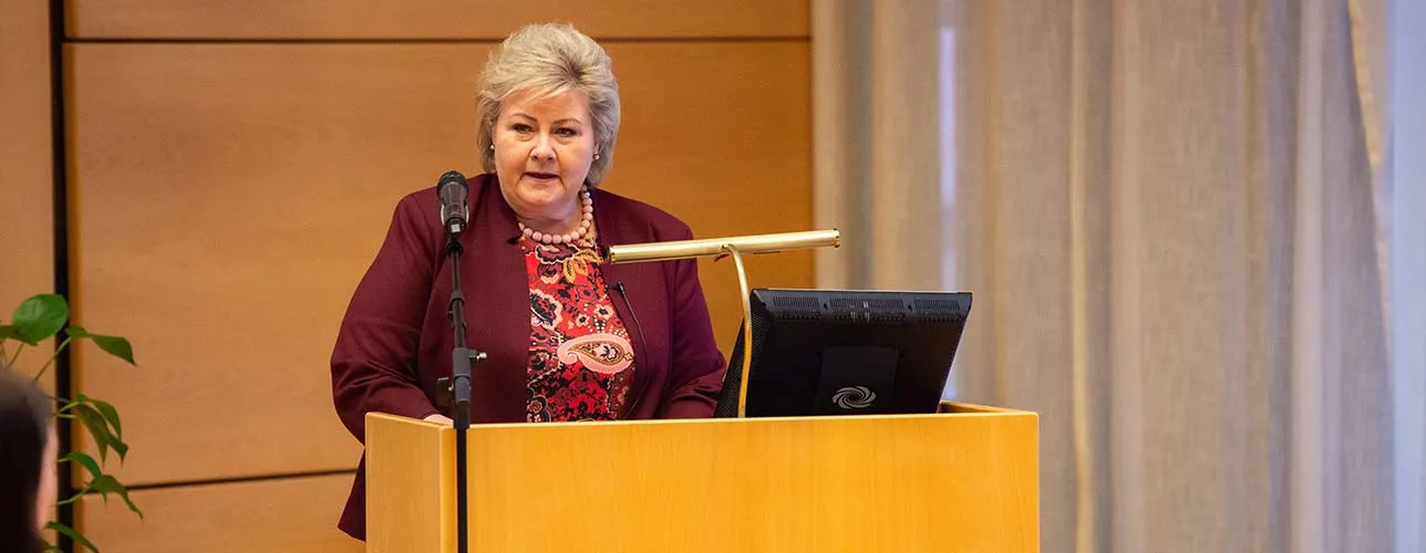 Statsminister Erna Solberg talerstolen hos DNV GL på Høvik