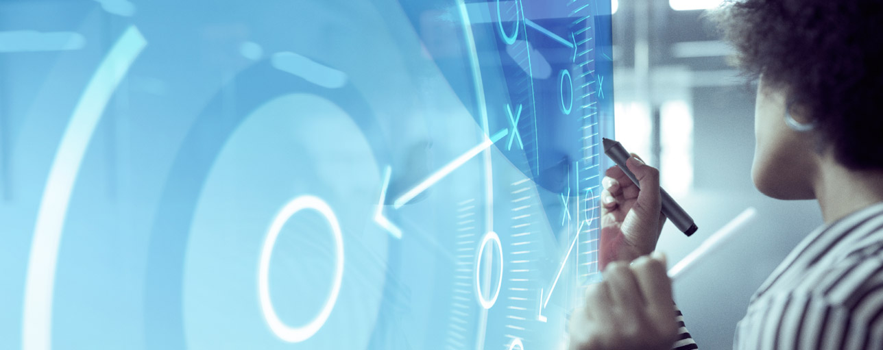 Kvinne foran interaktiv skjerm