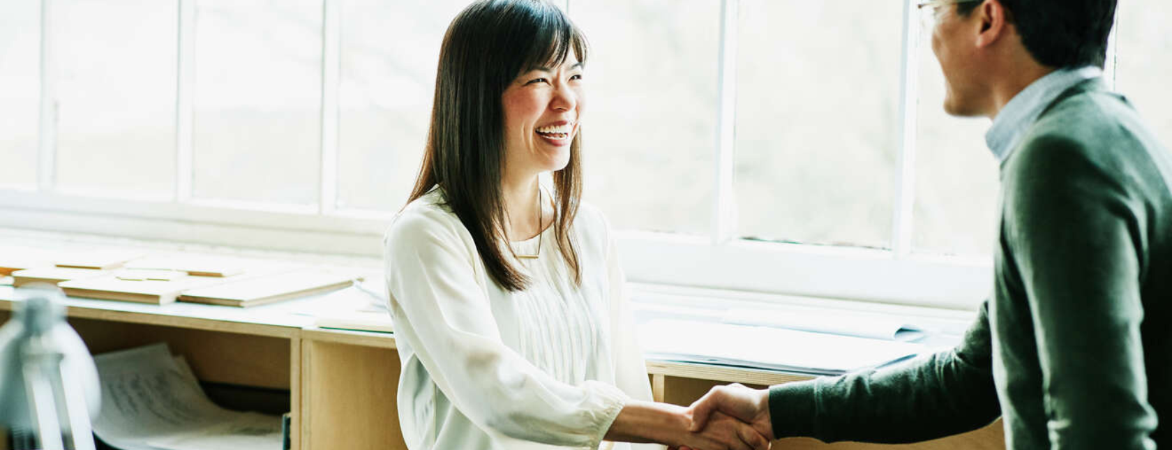 Dame og mann som håndhilser