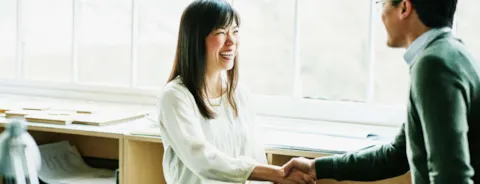 Dame og mann som håndhilser