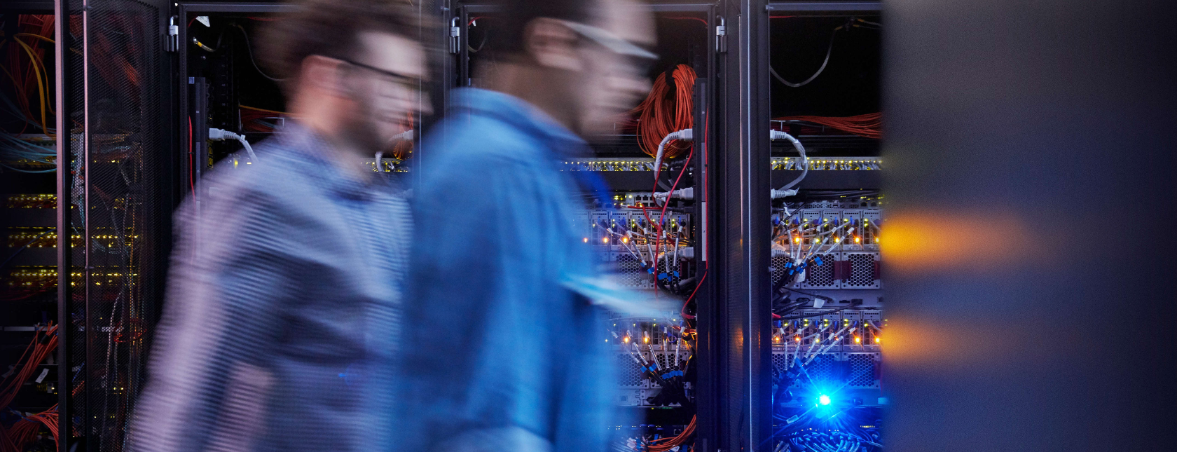 mennesker som går foran IT skap