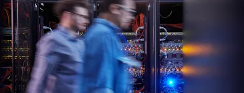 mennesker som går foran IT skap