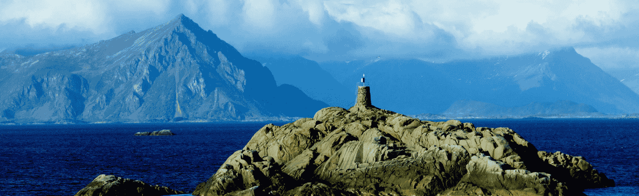 Landskapsbilde av fjell og fjord