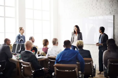 dame som holder kurs for en samling mennesker